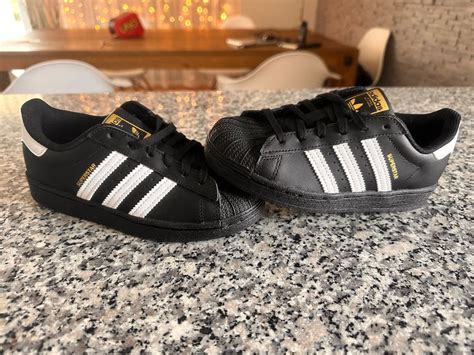 adidas schwarz mit weißen streifent|adidas superstar kaufen.